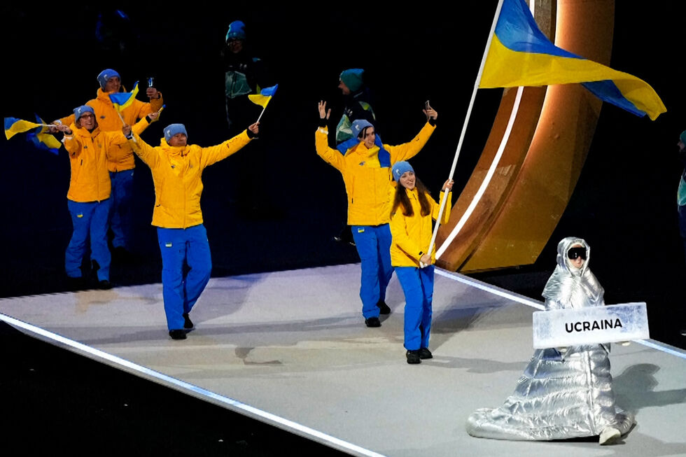 "Não apoio as ações do meu país": Russa carregou letreiro da Ucrânia na cerimónia de abertura dos Jogos Olímpicos em Milão 