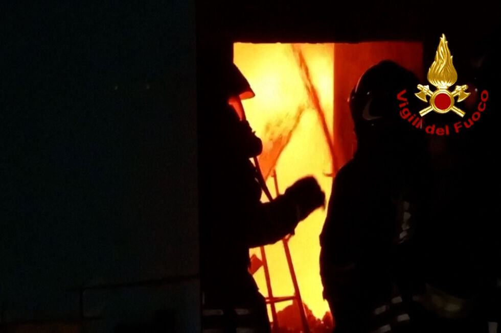 Incêndio atinge histórico Teatro Sannazaro no centro de Nápoles 