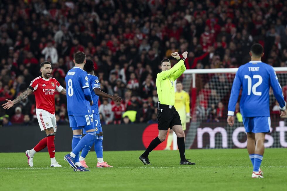 O árbitro François Letexier cruza os braços e interrompe a partida na Luz