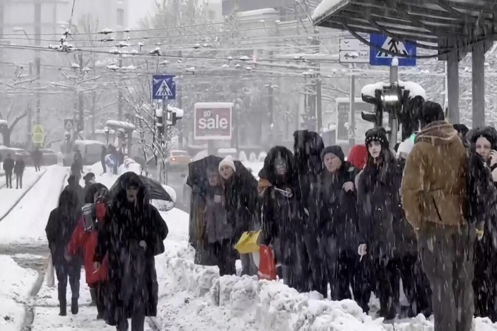 Veja as imagens do nevão que está a paralisar Bucareste