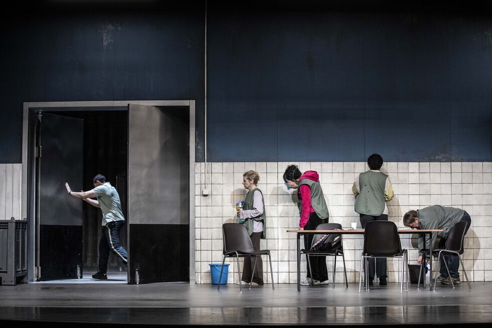 O dia a dia de profissionais de limpeza precários, no Reino Unido, é levado a palco por Alexander Zeldin, entre esta quinta-feira e este sábado na Culturgest