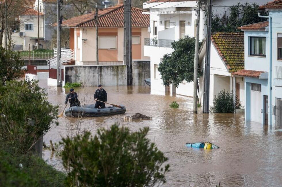 Elementos da Proteção Civil passam com um bote pela zona que ficou submersa pela subida da água do Rio Liz devido ao mau tempo, em Leiria