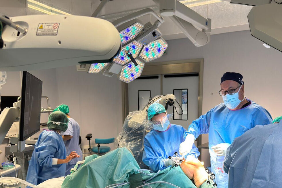 Equipa de cirurgiões que levou a cabo uma cirurgia inovadora.