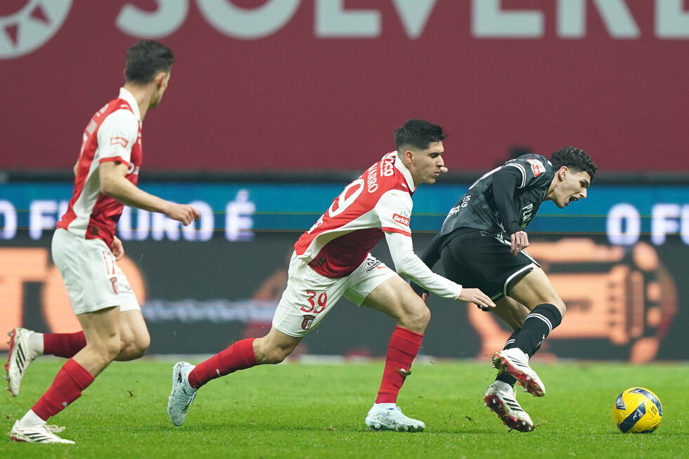 Futebolistas de Braga e Guimarães disputam a bola durante o jogo