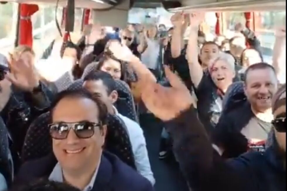 Deputado Rui afonso do Chega num autocarro do Grupo 1143