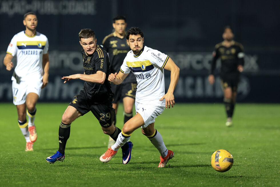 Rafa (Famalicão) disputa a bola com Jérémy Livolant (Casa Pia) em jogo da Primeira Liga de Futebol