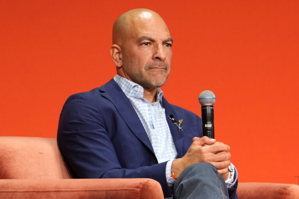 Figura mediática deixa CBS após relação com Epstein