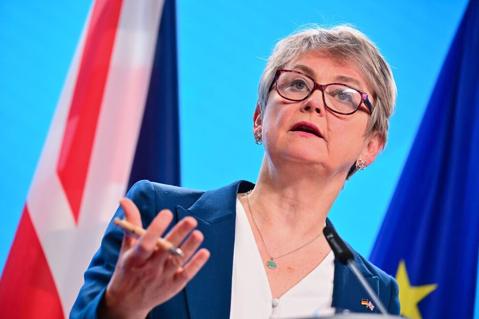 Ministra anuncia novas sanções do Reino Unido contra a Rússia e apoio financeiro à Ucrânia