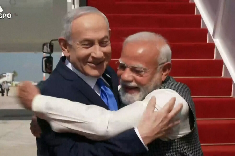 O abraço caloroso de Netanyahu e Modi à chegada do primeiro-ministro indiano a Israel  