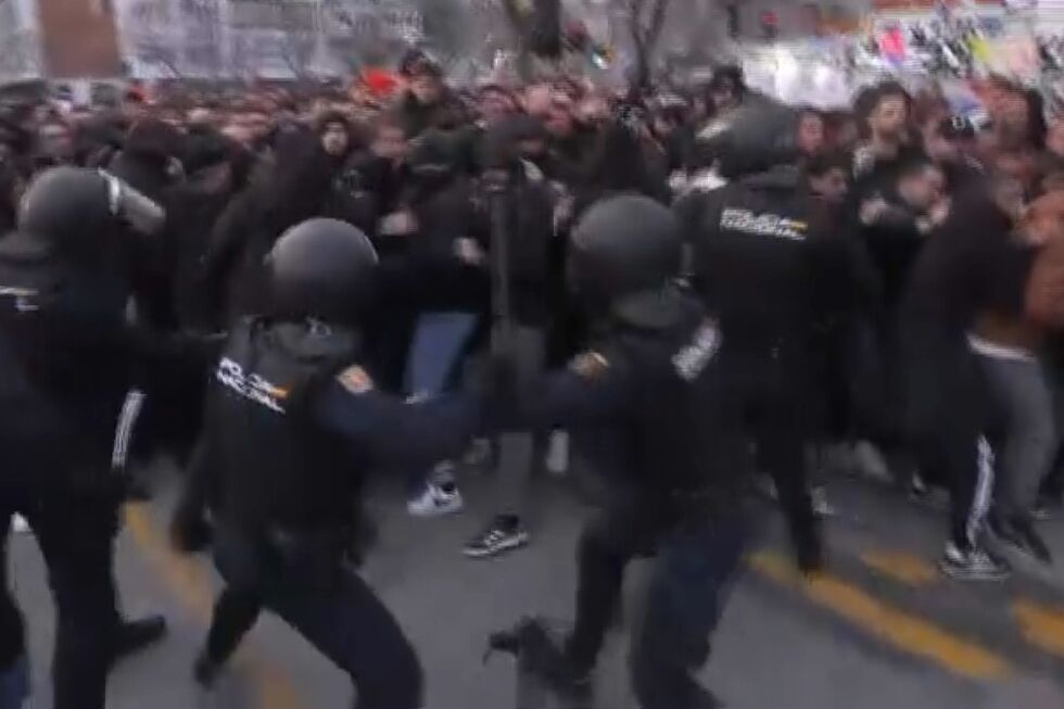 Carga policial contra adeptos do Benfica junto ao estádio do Real Madrid