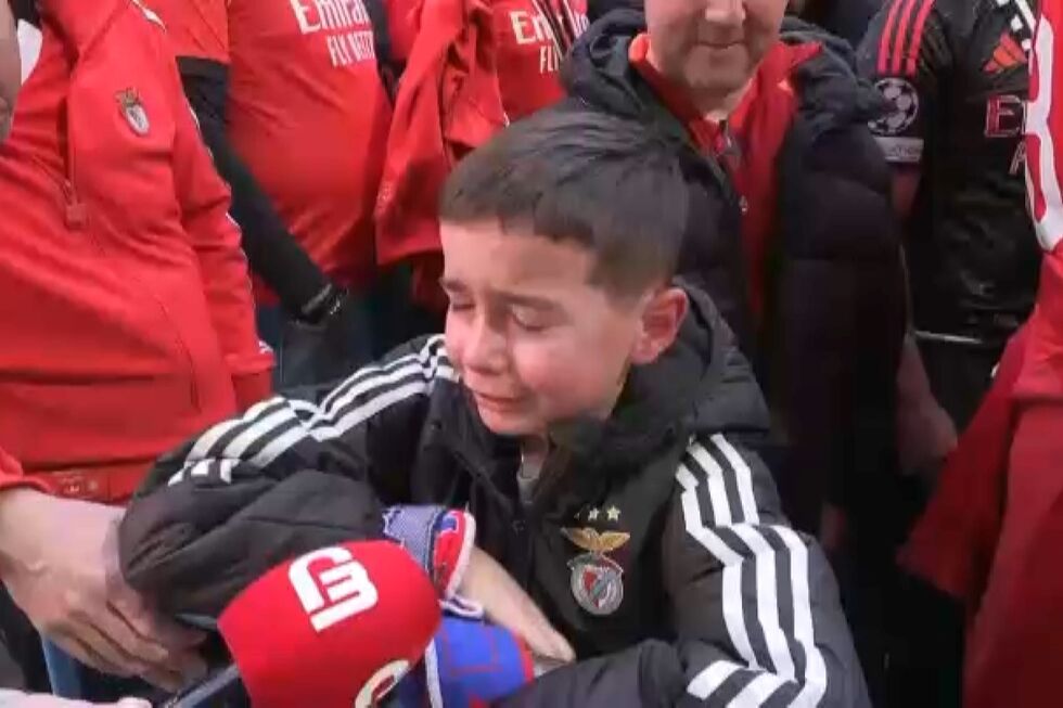 “Fiquei com muito medo”: criança emociona-se após desacatos entre adeptos do Benfica e polícia espanhola