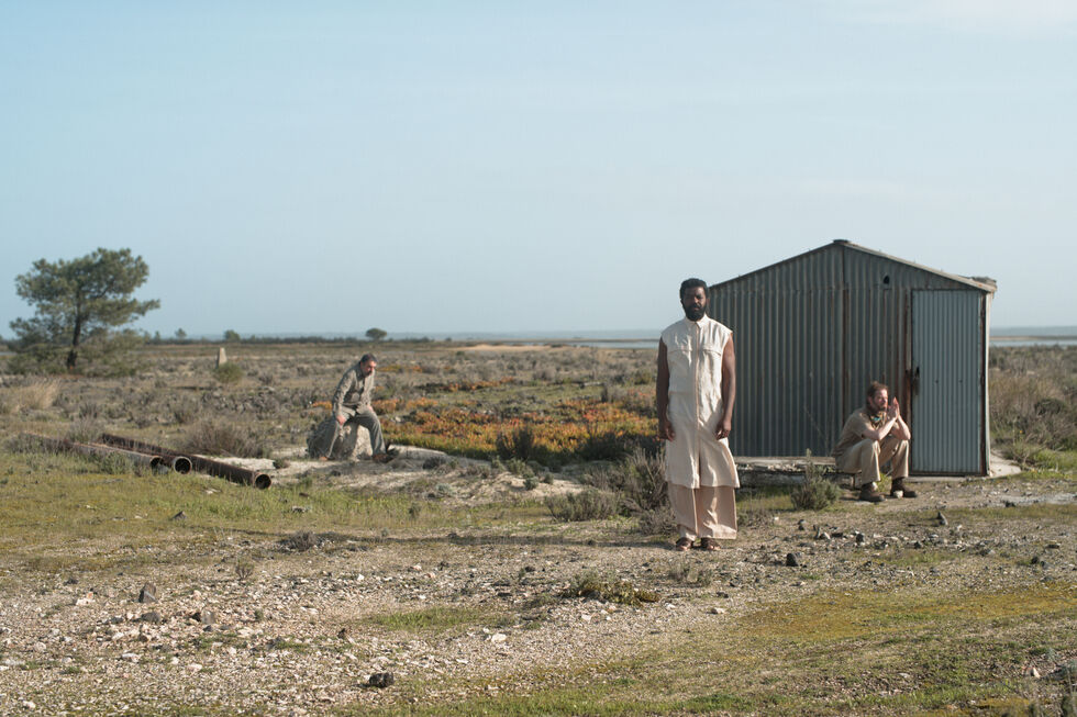 O elenco que interpreta, em palco, 'Combate de Negro e de Cães'