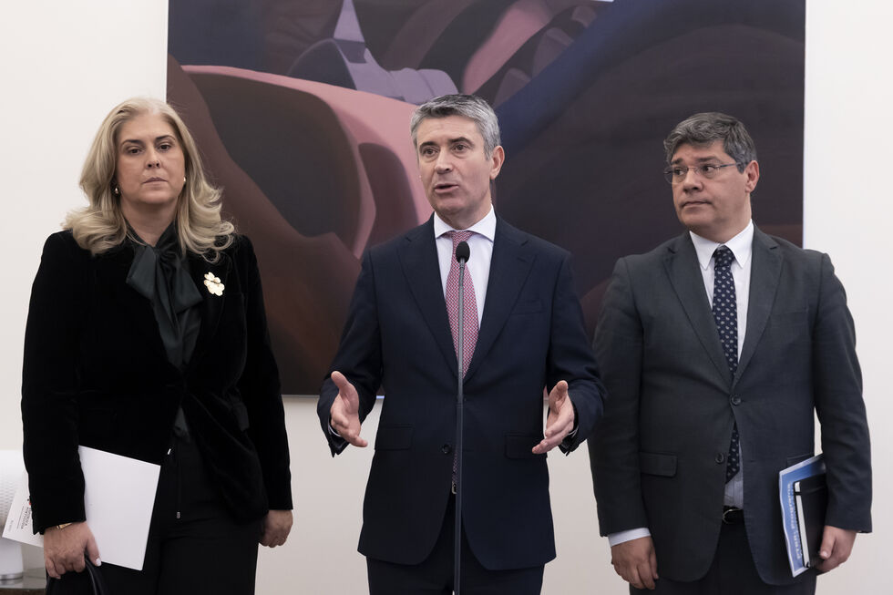 Carneiro desafia Governo sobre 'lay-off' para salários a 100%; PS quer correção de erros