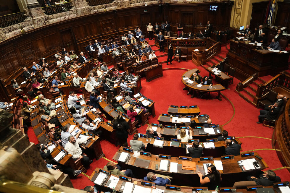 Parlamentares reunidos no Uruguai para ratificar o acordo comercial UE-Mercosul