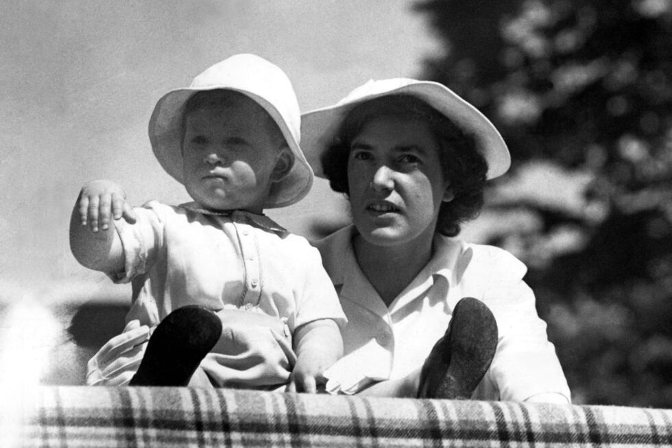 Carlos III com Mabel Anderson, que cuidou dele desde bebé