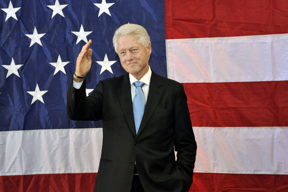 Clinton nega crimes de Epstein, critica Trump e descarta envolvimento de Hillary