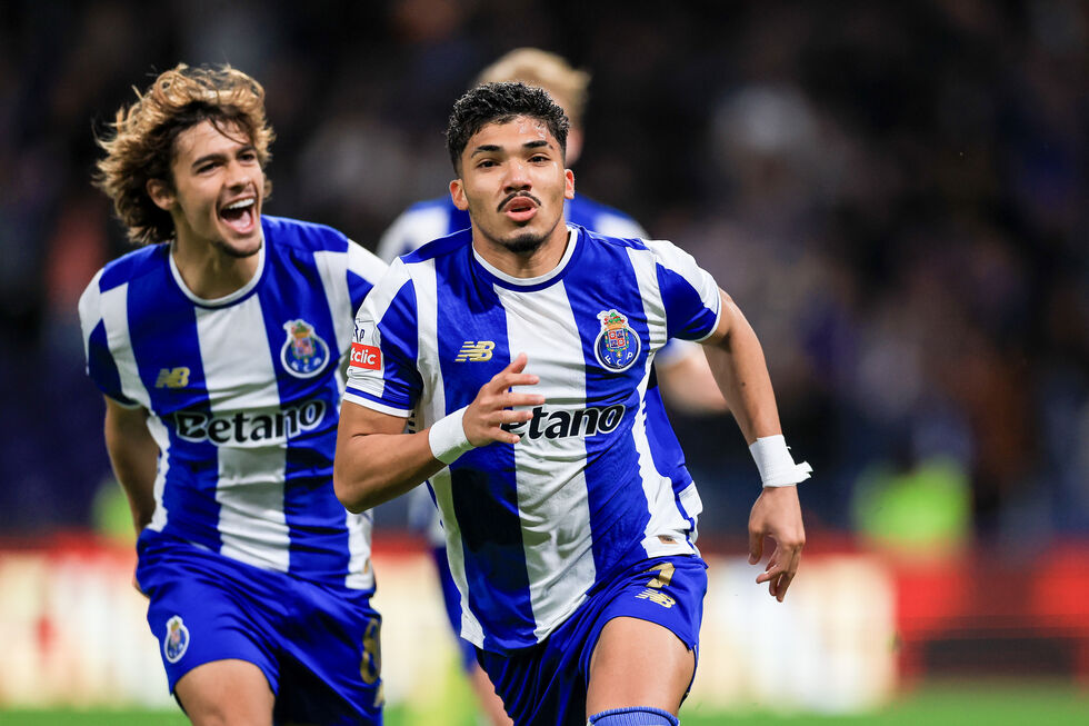 FC Porto vence Arouca com reviravolta no marcador após os 90', com golos de William Gomes e Moffi.

