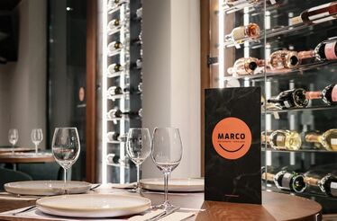 Restaurante Marco em Corroios: mesa pronta para petiscos e momentos felizes