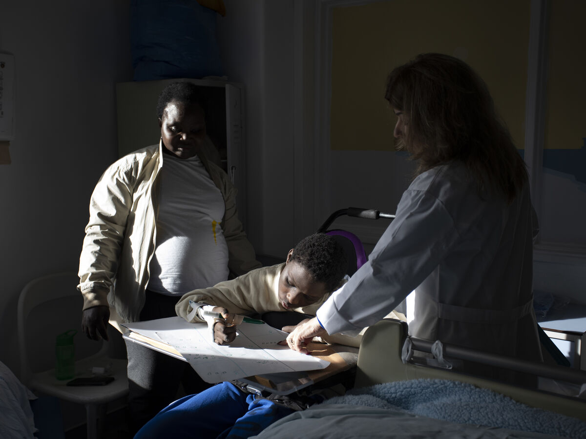 Escola básica do Hospital D. Estefânia. Quando eles vão à escola de pijama e cateter
