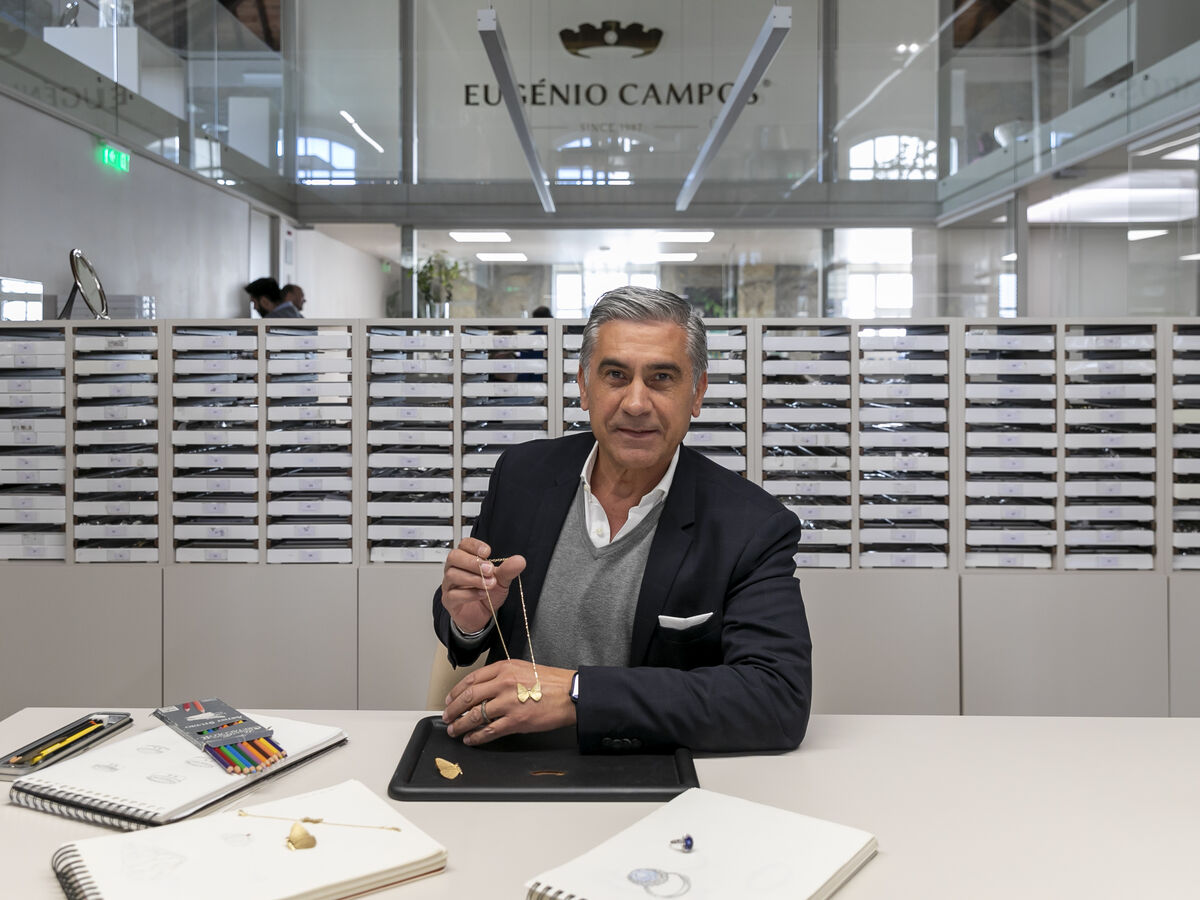 Sabia que as alianças de casamento estão a ficar mais finas?