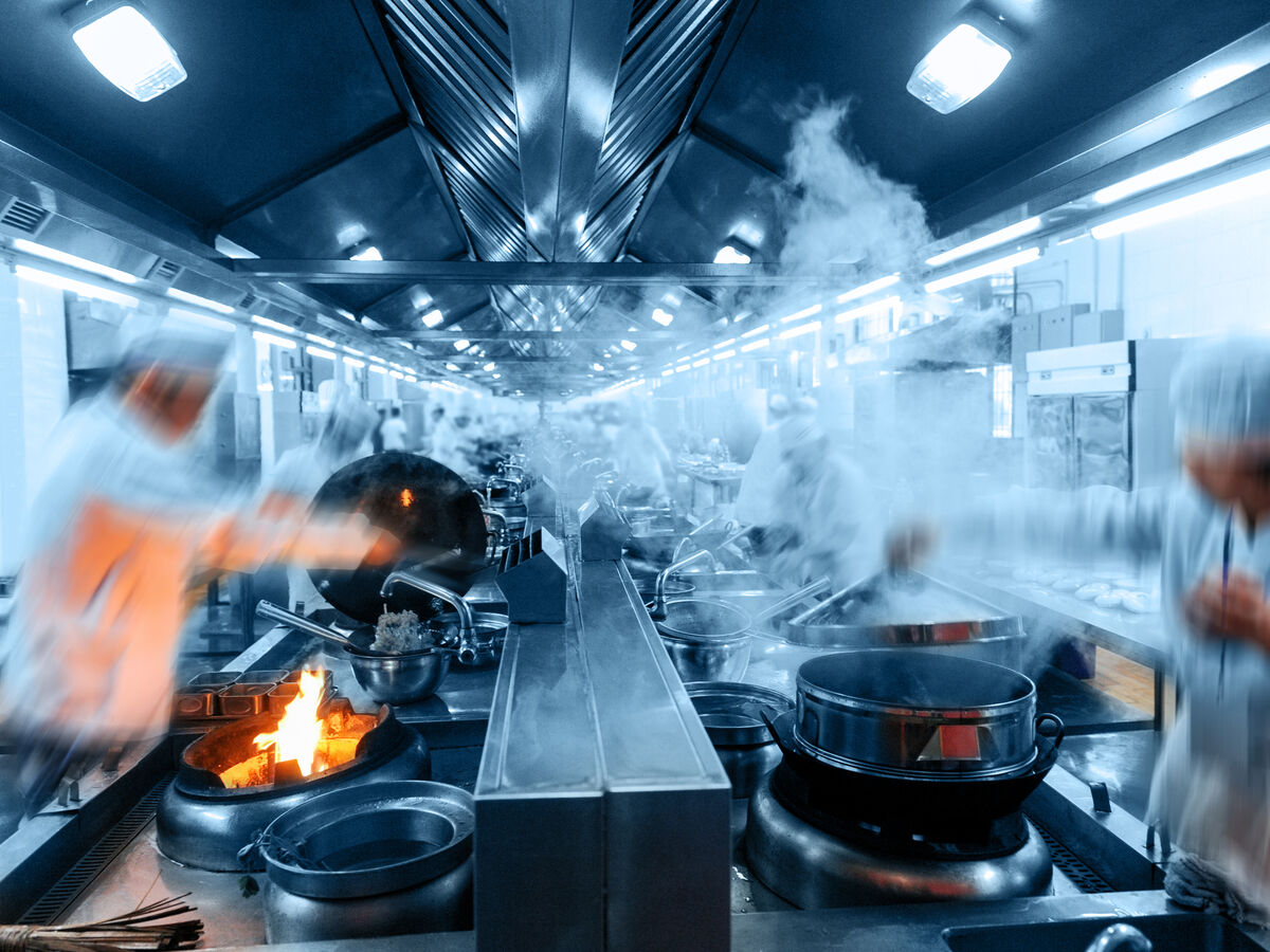 Queimaduras de 2º grau, pontapés e pratos atirados à cabeça: as queixas de quem trabalha na restauração