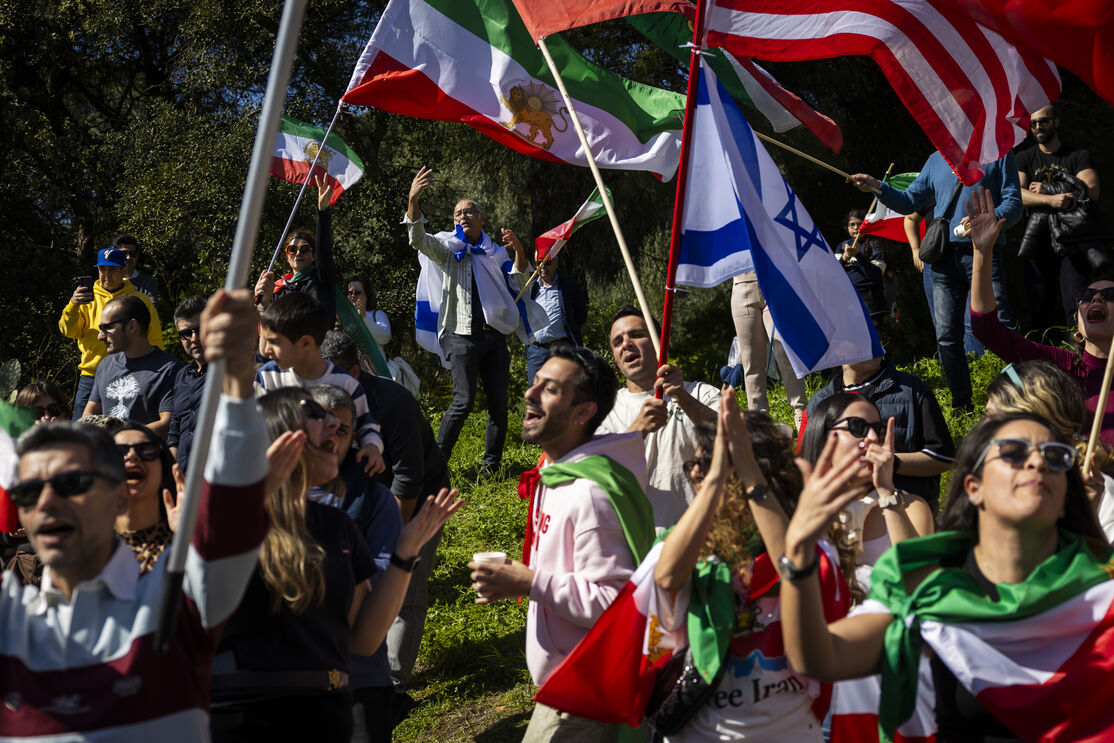 Manifestantes celebram morte de Ayatollah Khamenei, junto à embaixada iraniana, em Lisboa