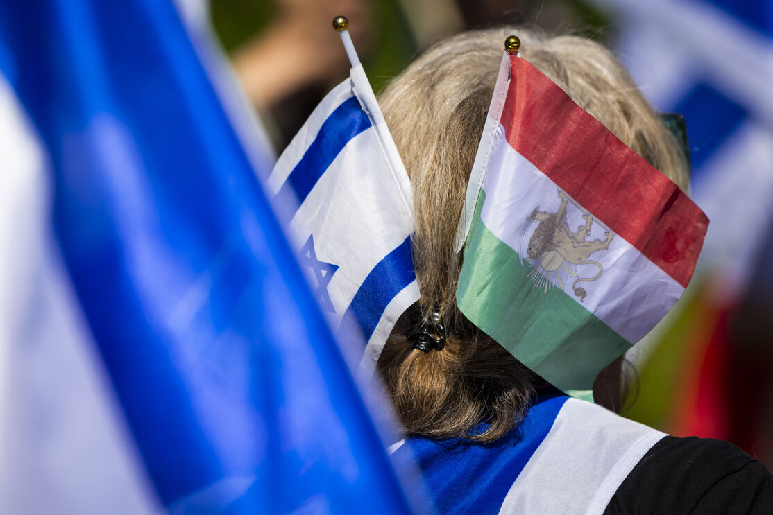 Manifestantes celebram morte de Ayatollah Khamenei, junto à embaixada iraniana, em Lisboa