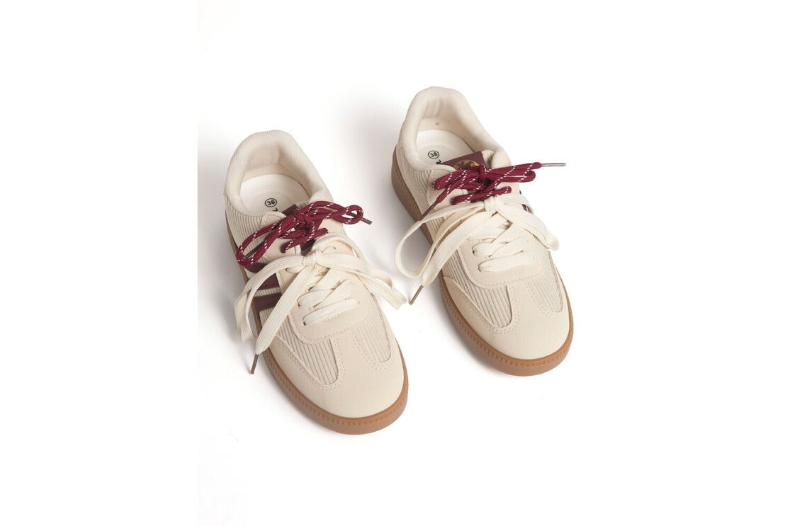 Sapatilhas bege com atacadores brancos e bordeaux