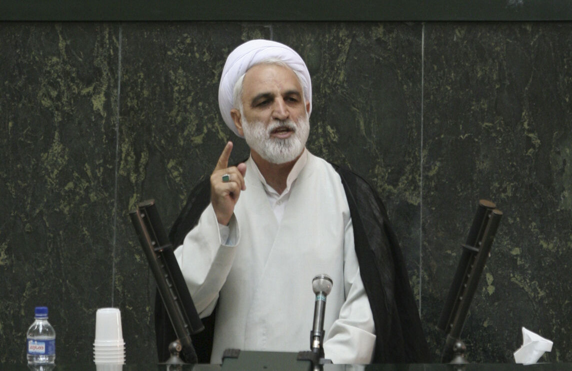 Ayatollah no parlamento debate futuro da liderança no Irão