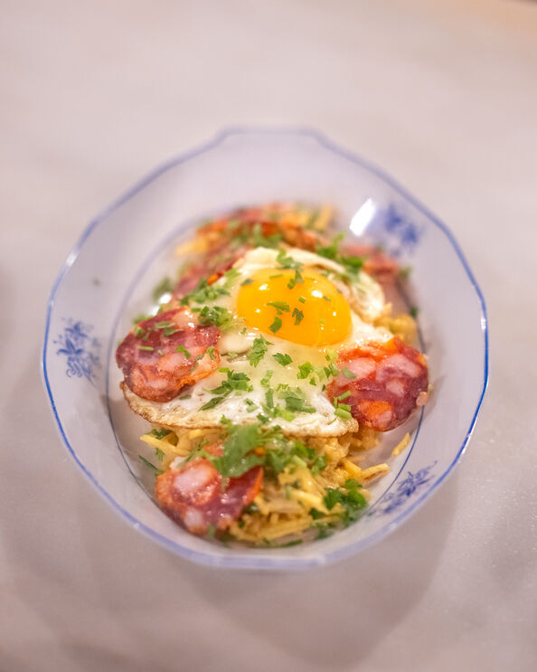 O bacalhau à brás com lascas de chouriço da Taberna do Enteiriço