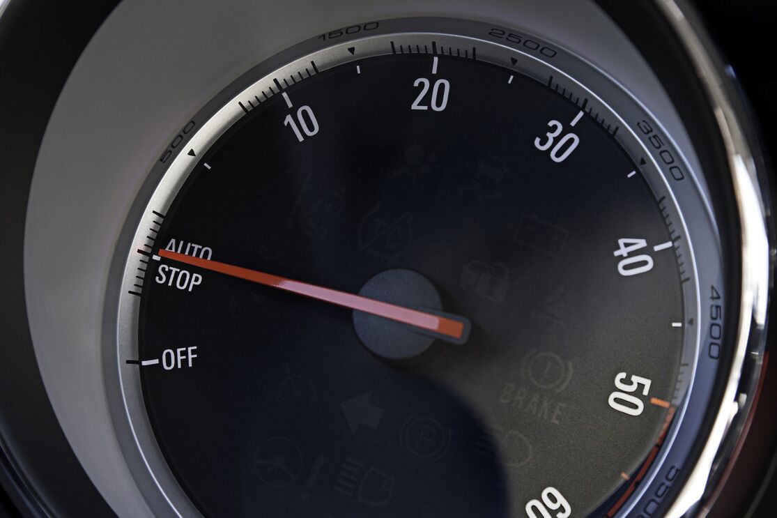 O painel do carro indica que o sistema 