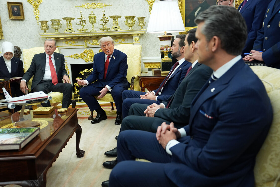 Trump e o seu staff numa reunião com o chanceler alemão