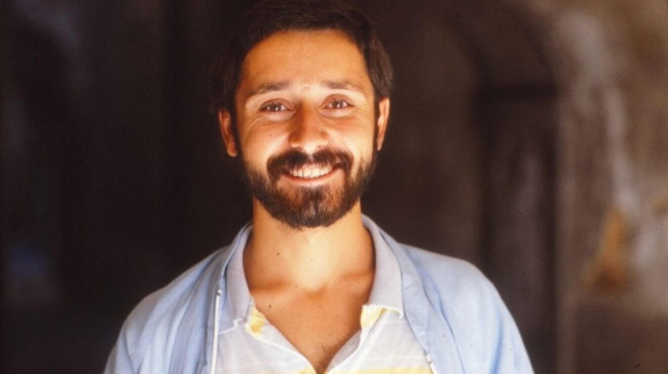 Homem sorridente com barba e bigode