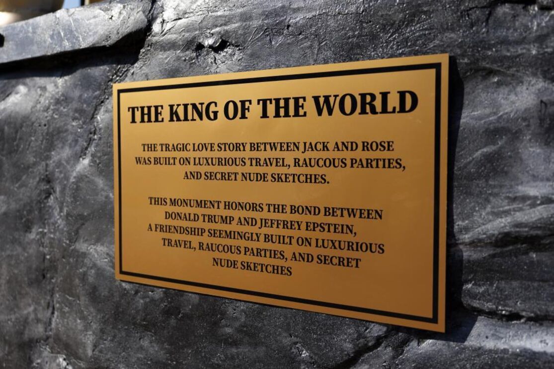 Placa da estátua de Donald Trump e Jeffrey Epstein