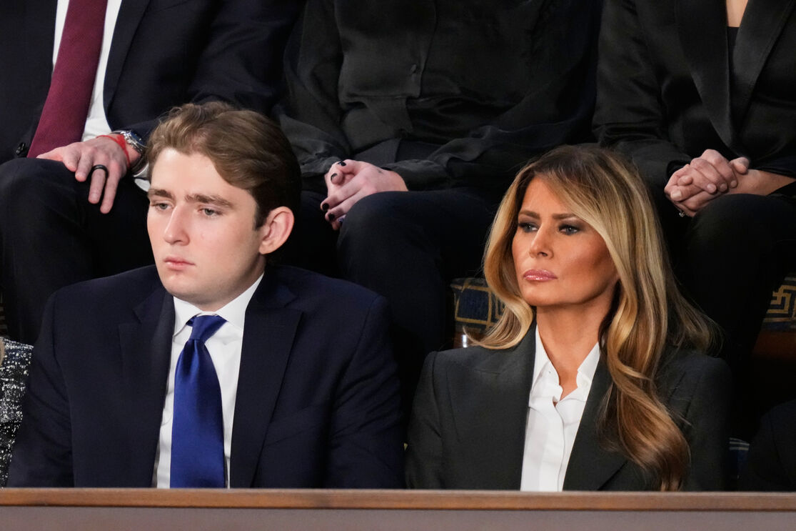 Barron Trump e a mãe, Melania Trump.
