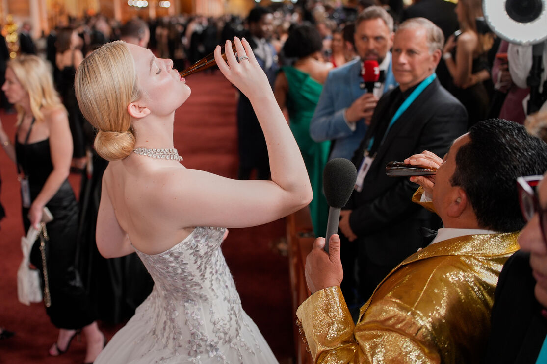 Atriz Elle Fanning a beber com o comediante Guillermo Rodriguez