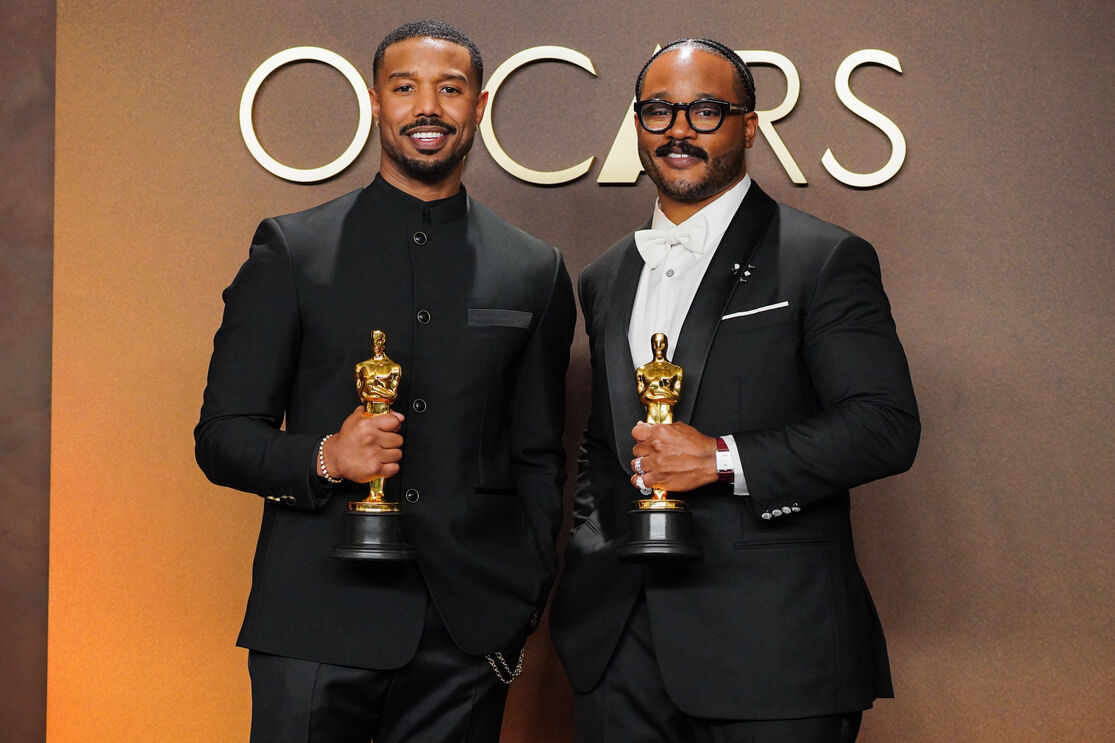 Michael B. Jordan e Ryan Coogler nos Óscares com as estatuetas douradas
