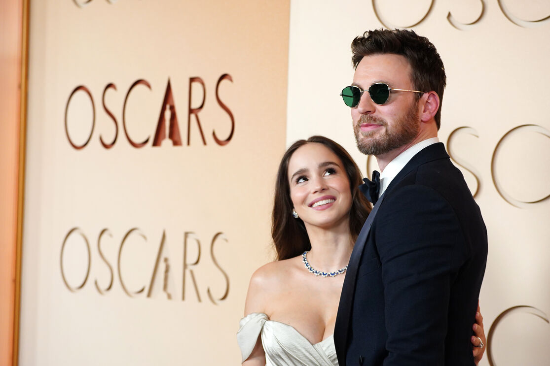 Alba Baptista e Chris Evans na chegada à noite dos Óscares