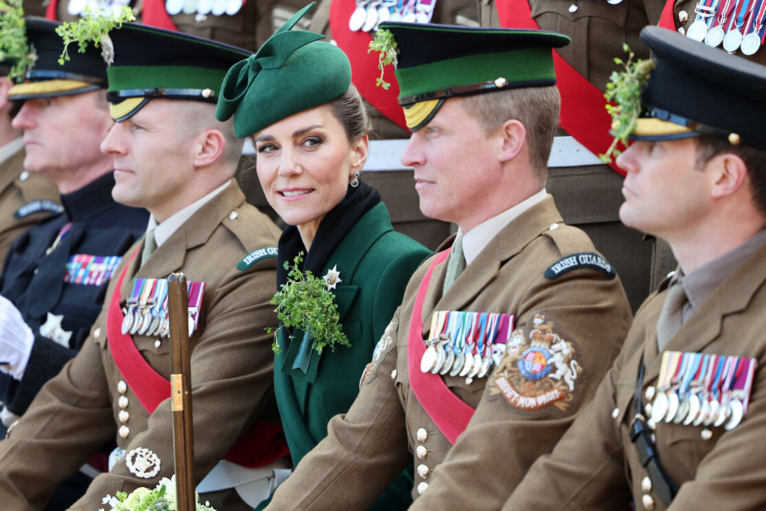 A princesa Kate durante uma visita ao 1.º Batalhão da Guarda Irlandesa por ocasião do desfile do Dia de São Patrício no Quartel de Mons, na Inglaterra