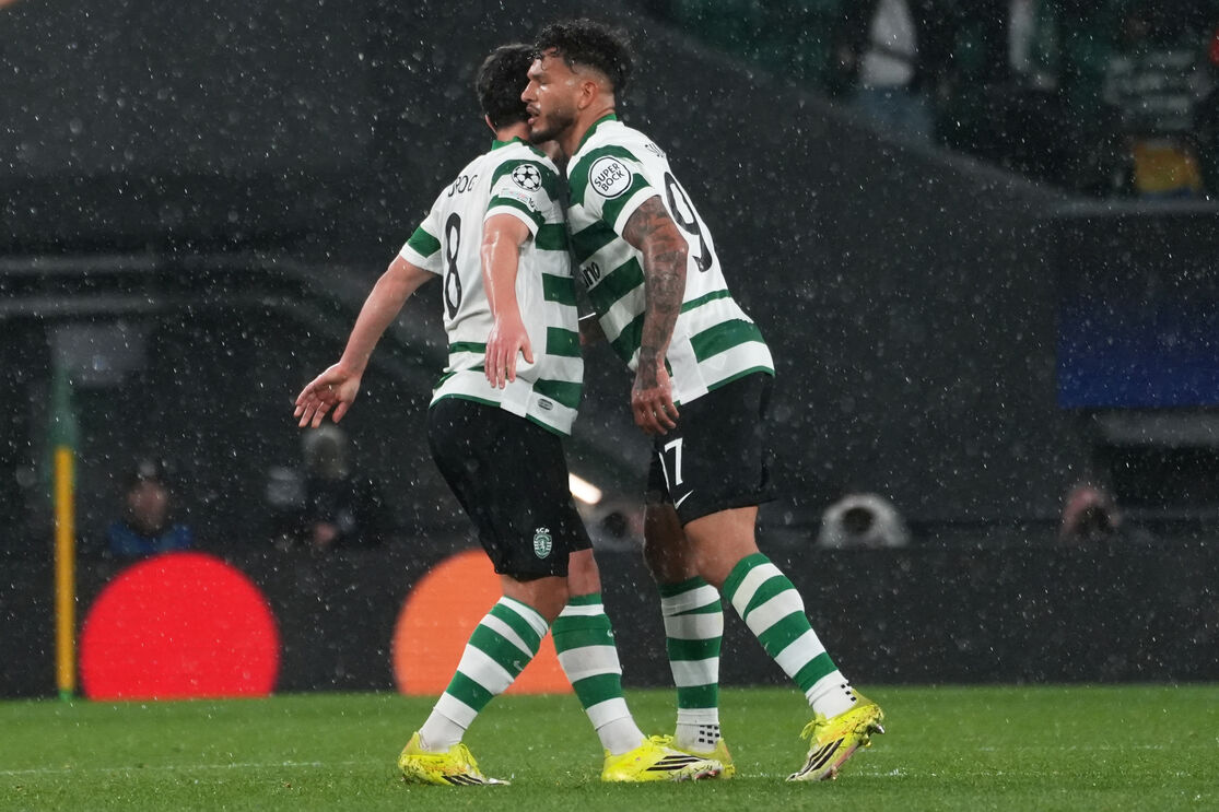 Pedro Gonçalves celebra golo do Sporting com Luis Suárez 