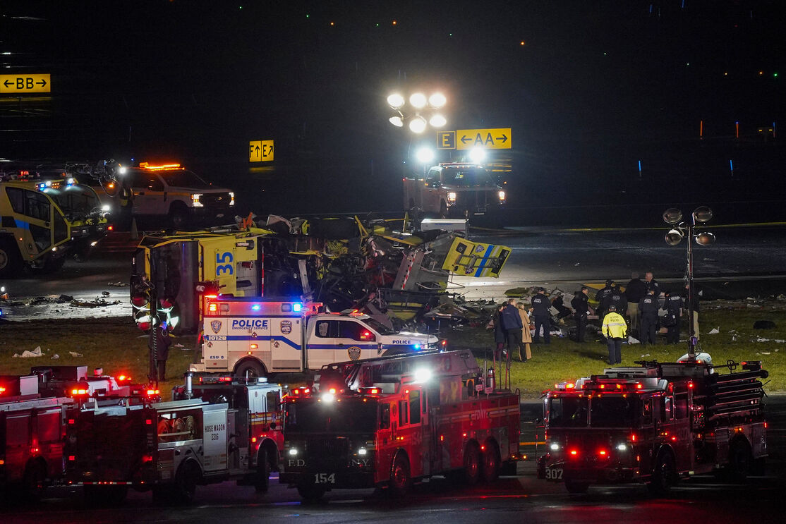 Colisão entre avião e veículo de bombeiros faz dois mortos em Nova Iorque