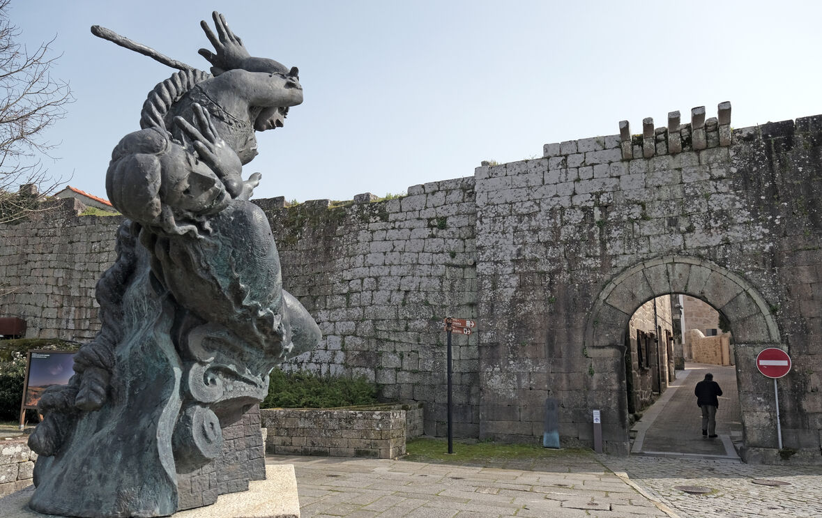 Escultura em frente à muralha medieval de Melgaço, no Alto Minho