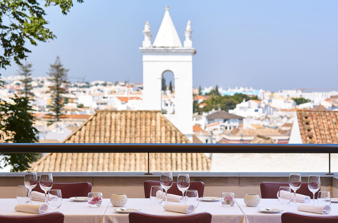 O restaurante A Ver Tavira faz jus ao nome, com mesas ao ar livre e vista privilegiada da cidade