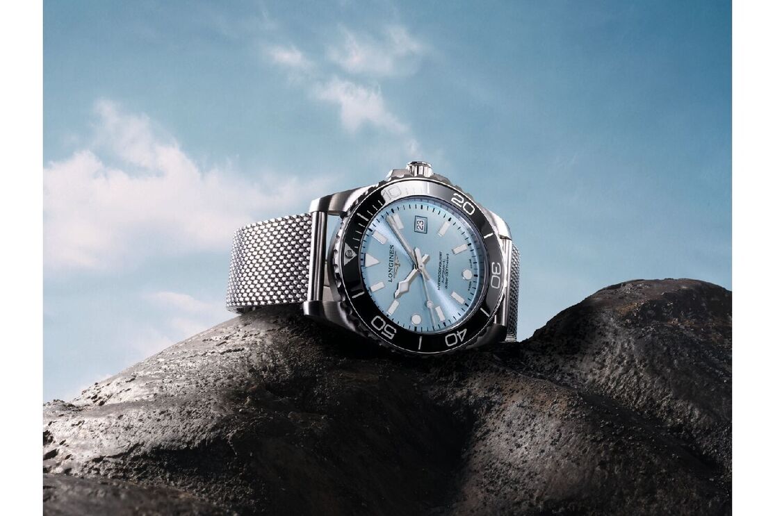 Relógio Longines Hydroconquest com bracelete de metal e mostrador azul claro