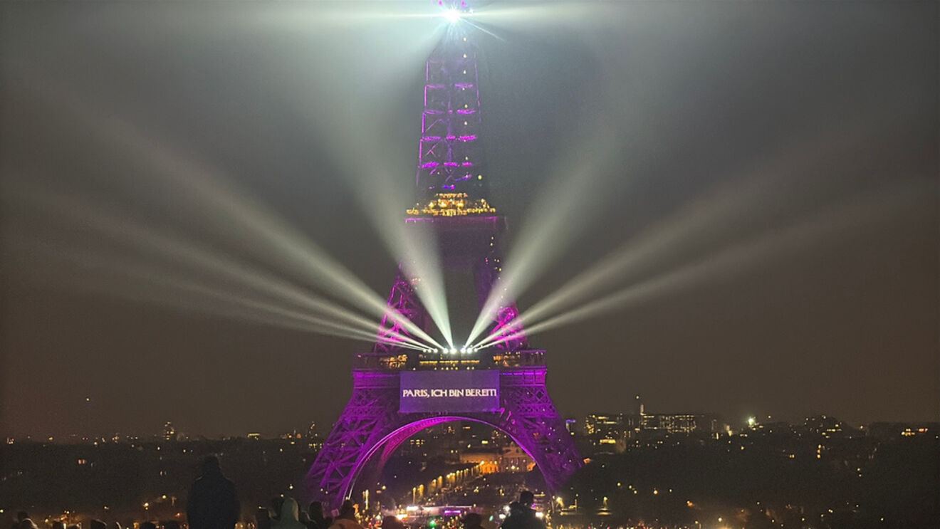 A Torre Eiffel iluminou-se após o anuncio da cantora