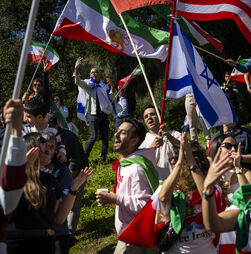 Irão: Iranianos celebram morte de 'ayatollah' junto a embaixada em Lisboa