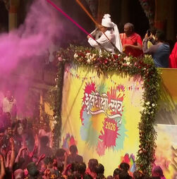 Milhões de pessoas celebram o festival Holi na Índia