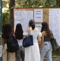 Trabalhadores das escolas protestam junto do ministério pelo fim da precariedade