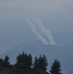 Filho de Khamenei sobrevive a ataques e EUA afundam navio iraniano: o resumo do quinto dia de guerra