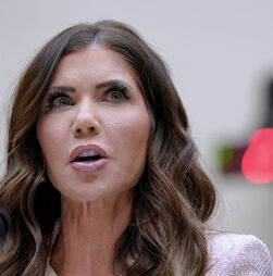 Trump substitui secretária de Segurança Interna, Kristi Noem